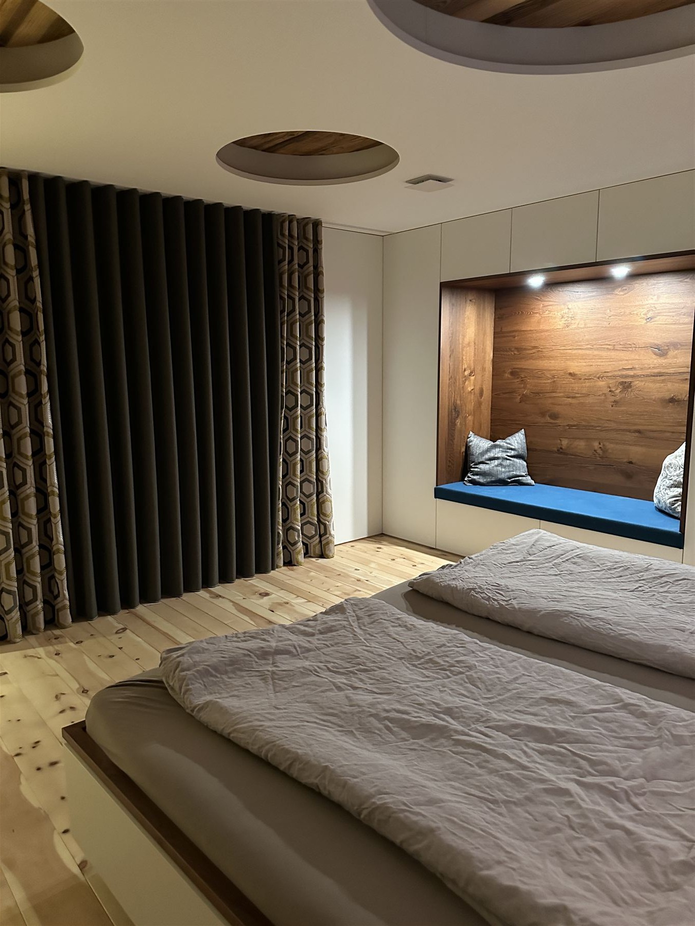 Schlafzimmer mit natürlichen Materialien und warmer Lichtstimmung
