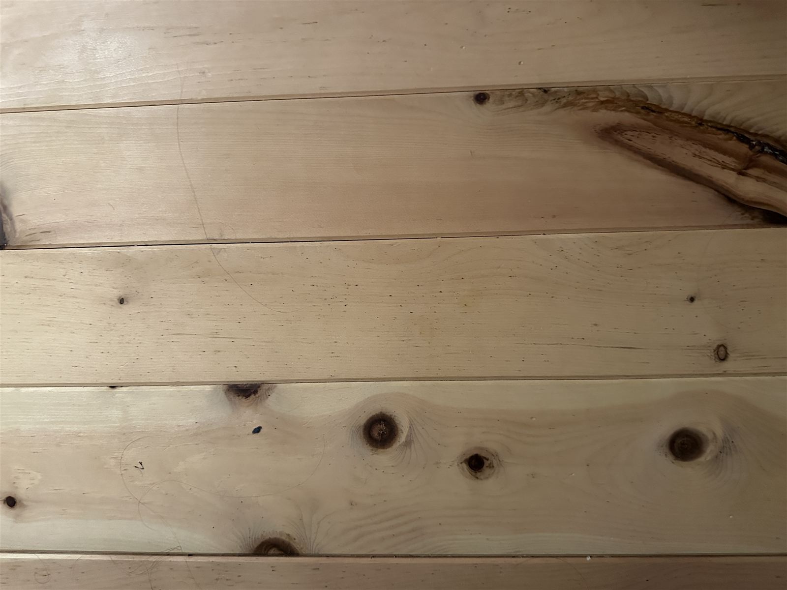 Detail eines Bettrahmens aus Zirbenholz